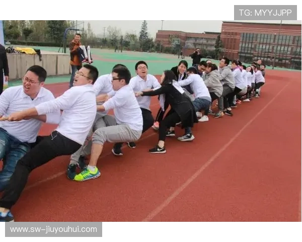 以团队精神为核心记录足球教练与球员携手追梦的激情时刻